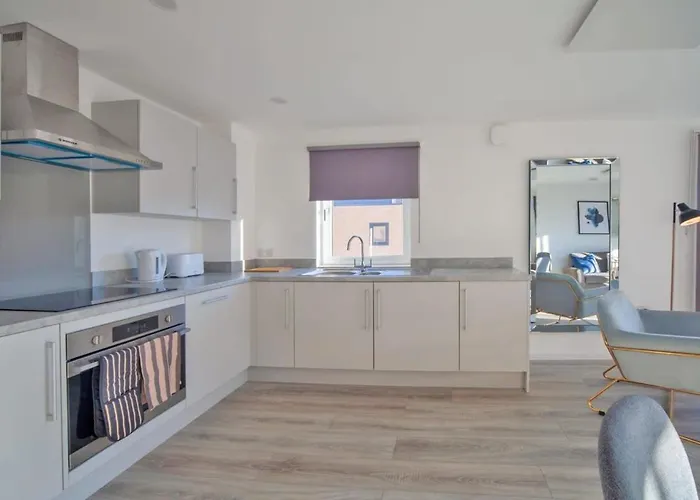 Contemporary 2 Bedroom Apartment In Ashford