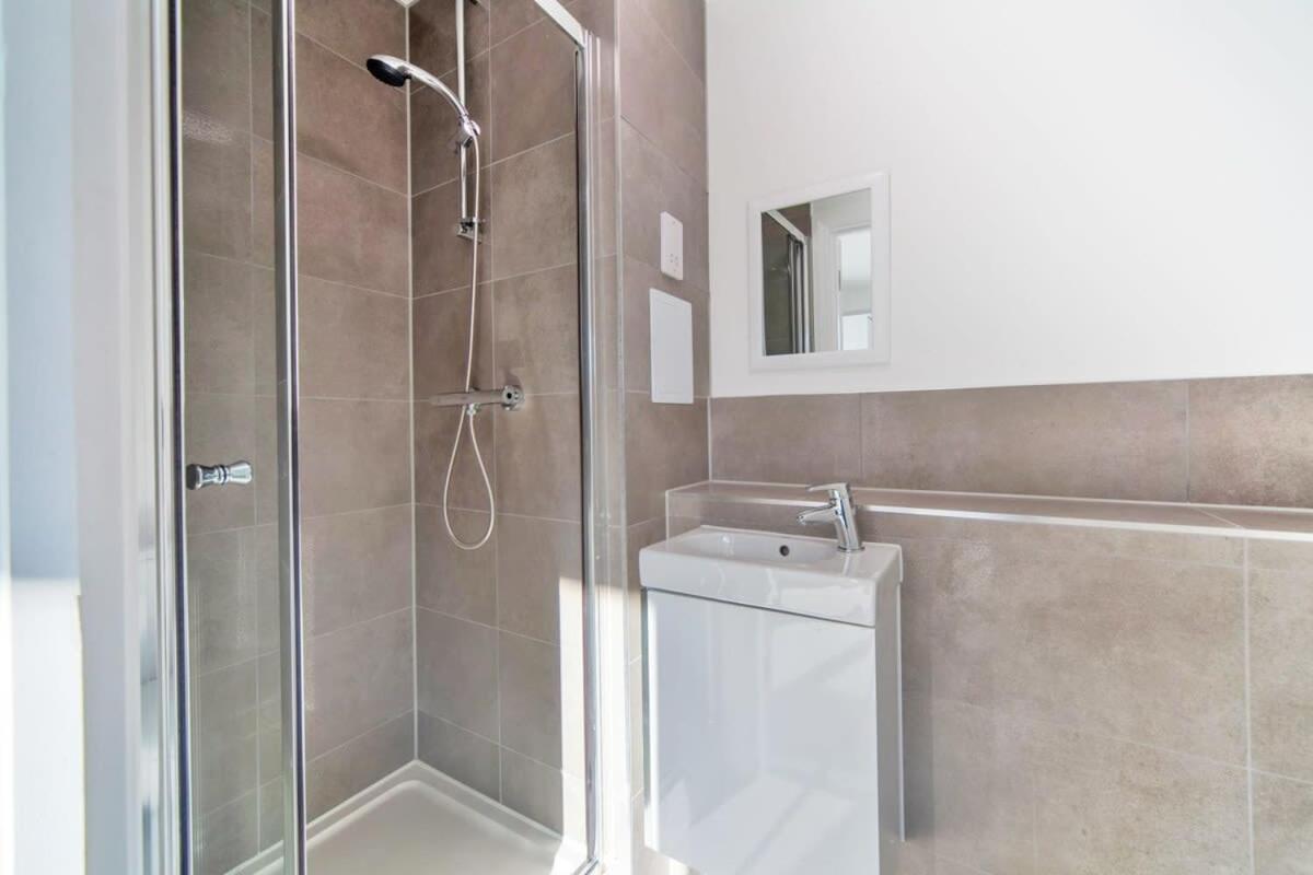 Contemporary 2 Bedroom In Ashford