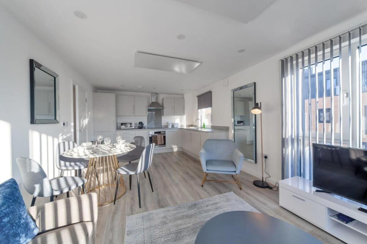 Contemporary 2 Bedroom In Ashford Apartment